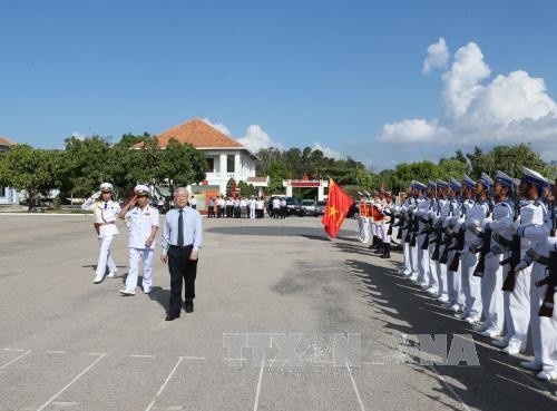 Nguyen Phu Trong travaille avec les responsables de la 4ème zone navale - ảnh 1